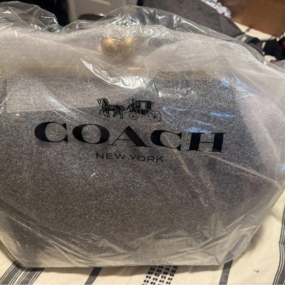 Coach Kisslock Large Frame Bag w/large hang tag
Glovetanned leather